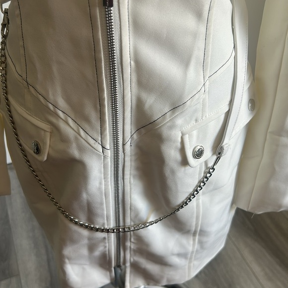 Maniere De Voir White Blazer Dress with Chain Accent 8 - Picture 7 of 15